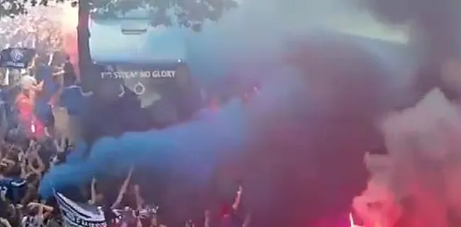 Club Brugge-fans onthalen spelersbus op indrukwekkende wijze (VIDEO)