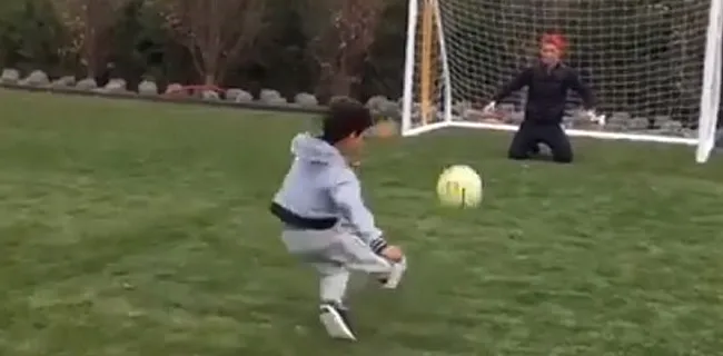 MOOI! Zoontje passeert Ronaldo met 'Panenka'