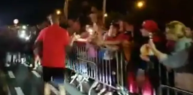 VIDEO: Belgische fans geven Rode Duivels heel warm welkom aan luchthaven 