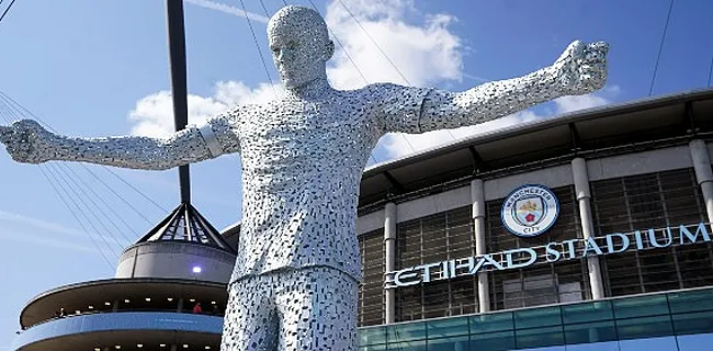 Club Brugge-fans versieren standbeeld van Kompany: 