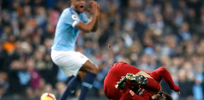 Kompany boort Salah letterlijk en figuurlijk de grond in: 