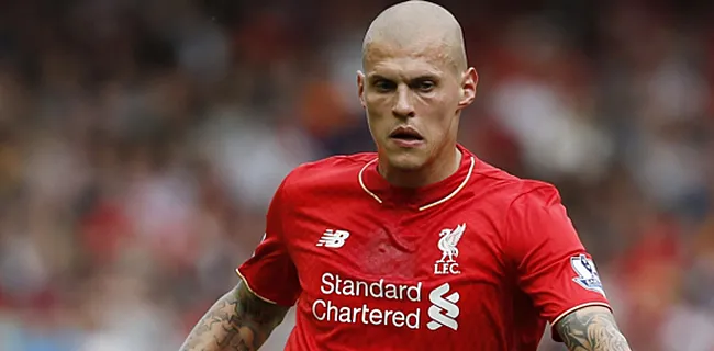 BAM! Is deze keiharde elleboogstoot van Skrtel niet rood en een penalty waard?
