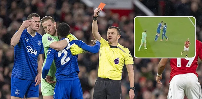 Premier League-waanzin: ploegmaats op de vuist in volle match