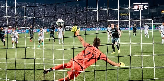 Dramatisch Ajax weet in bizar duel PAOK Saloniki toch omver te kegelen