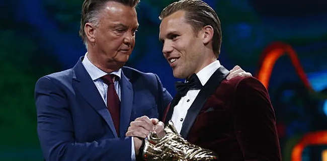 Van Gaal geeft Gouden Schoen aan Vormer: 