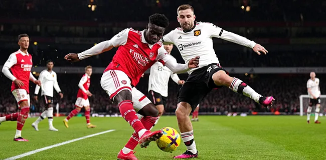 Trossard helpt Arsenal na zinderend slot voorbij Man Utd