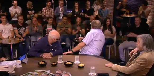 Hilarisch! Man laat keiharde scheet bij Voetbal Inside (video)