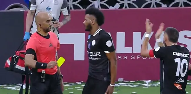 Carrasco gaat helemaal door het lint en pakt bizar rood