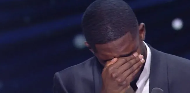 Pure emotie: Dembélé breekt volledig op podium Ballon d'Or