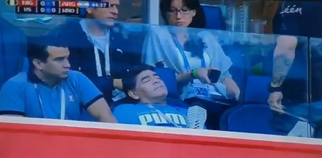 WTF? Maradona lijkt volledig van de wereld tijdens vitale match Argentinië