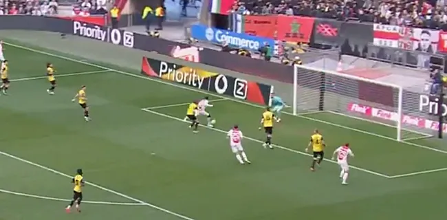 Ajax dichter bij titel na goal Mokio, Atlético ontsnapt in extra tijd