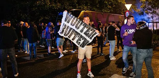 Situatie escaleert: fans blokkeren spelersbus op Neerpede