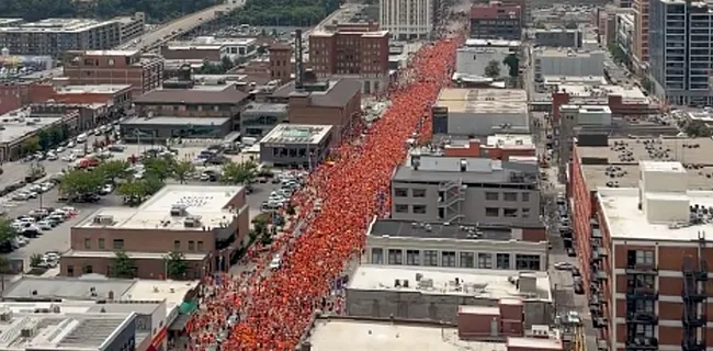 Waanzinnige beelden: Oranje-legioen palmt Kansas City in