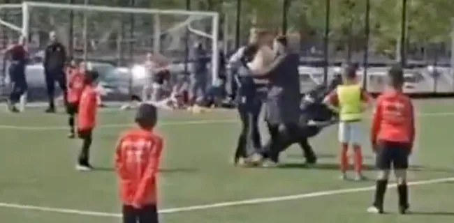 Schokkende beelden: vader Lang KO gemept op jeugdwedstrijd