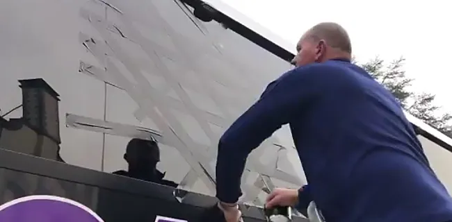 Fans van Standard gooiden raam van spelersbus Anderlecht aan diggelen