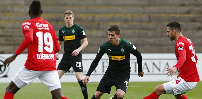 Hazard lonkt naar Standard-man: 