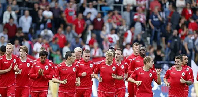 Supporters Antwerp verzorgen spektakel tijdens eerste training