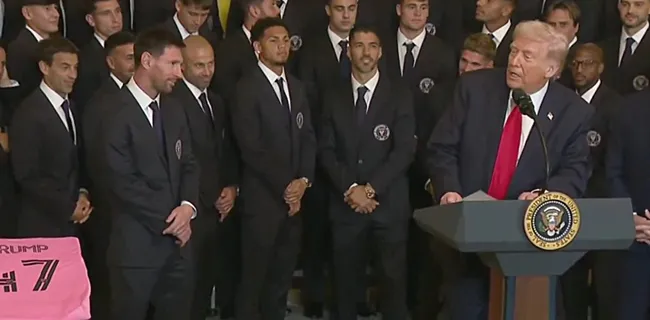 Ongezien! Trump doet oorlogsbriefing tijdens huldiging Messi en co