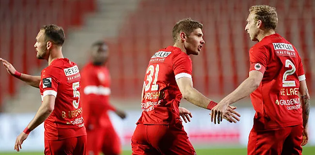 Antwerp-spelers nemen jarige ploegmaat in de maling: 
