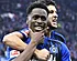 Lokonga trefzeker, Bayern en Dortmund onder druk gezet