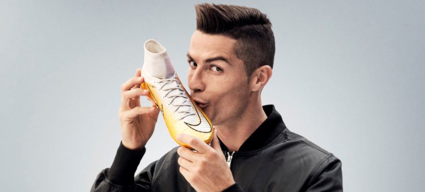 ochtendgloren vergaan Vergoeding WAW! Nike creëert paar gouden voetbalschoenen voor Ballon d'Or-winnaar  Ronaldo - VoetbalNieuws